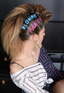 Прическа с микрогофре и цветными тату на мероприятии Hair Days/ Blond event