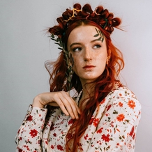 укладка и сложный визаж с веснушками